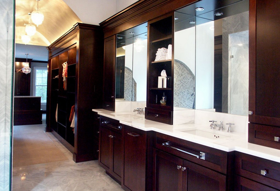 Стильный дизайн: большая главная ванная комната в стиле неоклассика (современная классика) с фасадами в стиле шейкер, темными деревянными фасадами и полом из травертина - последний тренд