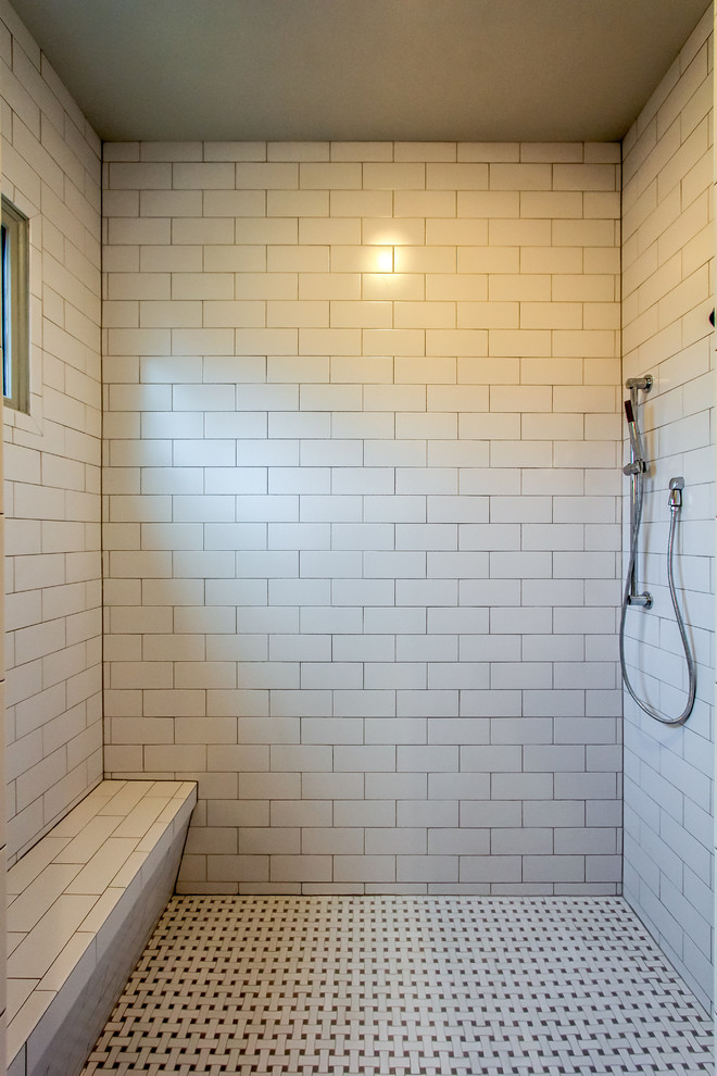 Inspiration pour une salle de bain principale design de taille moyenne avec un placard à porte shaker, des portes de placard blanches, WC à poser, un carrelage blanc, des carreaux de céramique, un mur gris, un lavabo encastré, un plan de toilette en carrelage et un plan de toilette marron.