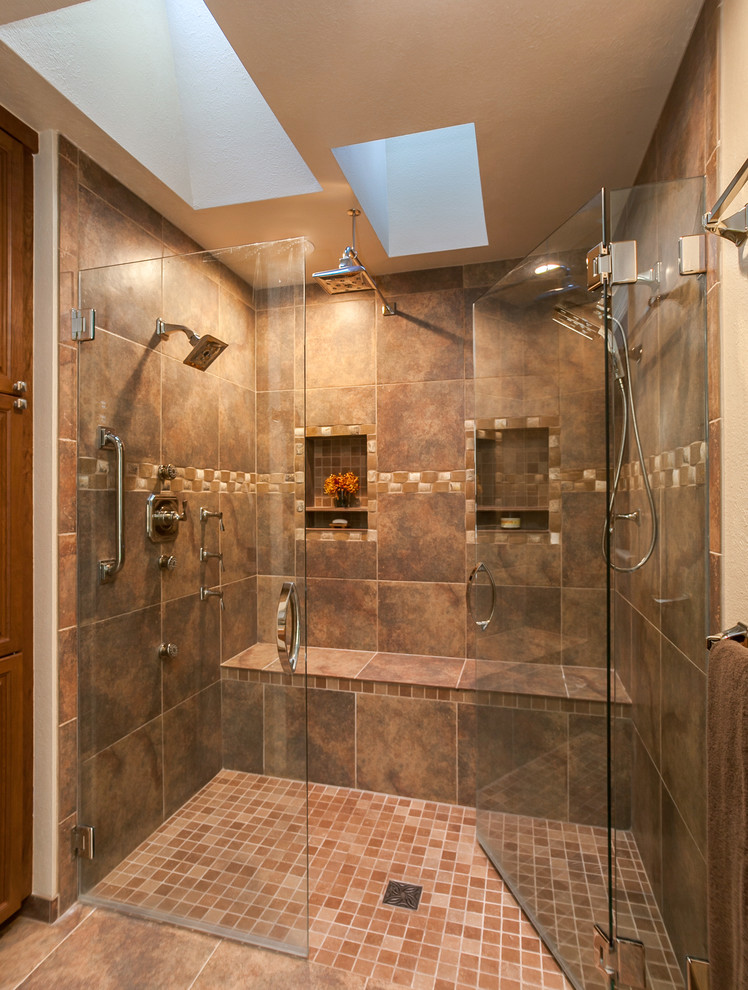 Cette photo montre une grande salle de bain principale moderne en bois brun avec un placard avec porte à panneau surélevé, un plan de toilette en granite, une baignoire posée, un carrelage marron, des carreaux de céramique, un mur beige, un sol en carrelage de céramique et une douche à l'italienne.