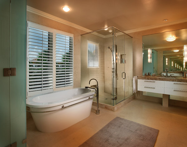 Cette photo montre une grande salle de bain principale tendance avec une baignoire indépendante, une douche d'angle, un carrelage beige, un mur beige, un sol en carrelage de céramique, un plan de toilette en granite, un placard à porte plane et des portes de placard blanches.