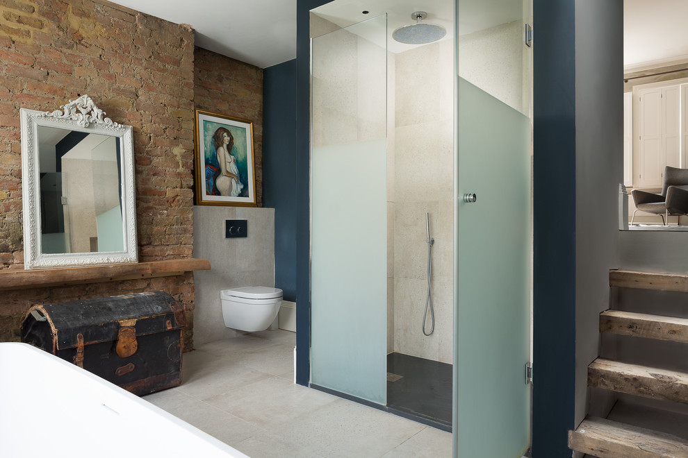 Foto de cuarto de baño contemporáneo con bañera exenta, ducha empotrada, sanitario de pared y baldosas y/o azulejos beige