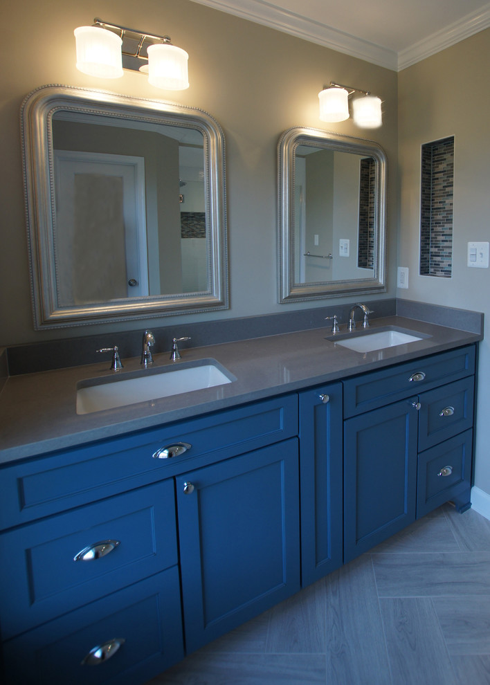 Idéer för att renovera ett litet vintage en-suite badrum, med luckor med infälld panel, blå skåp, en dusch i en alkov, en toalettstol med separat cisternkåpa, vit kakel, porslinskakel, beige väggar, klinkergolv i porslin, ett undermonterad handfat och bänkskiva i kvarts