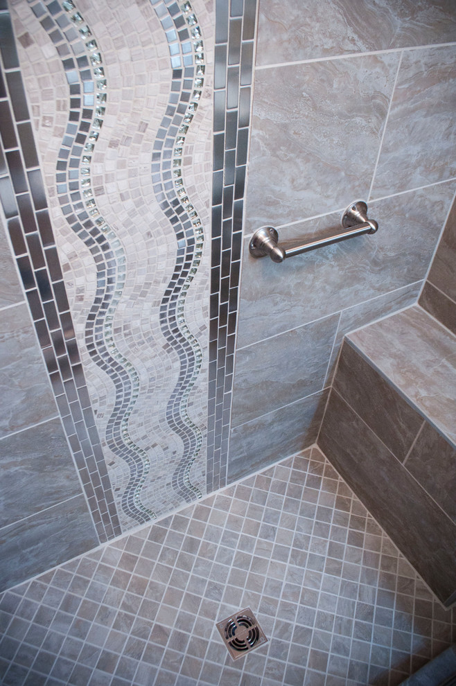 Diseño de cuarto de baño contemporáneo pequeño con puertas de armario blancas, sanitario de dos piezas, baldosas y/o azulejos beige, baldosas y/o azulejos de cerámica, paredes beige, suelo de baldosas de cerámica, armarios estilo shaker, ducha empotrada, aseo y ducha, lavabo bajoencimera, encimera de laminado, suelo gris y ducha con puerta corredera