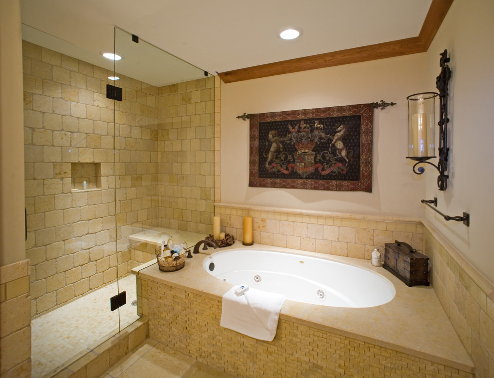 Imagen de cuarto de baño mediterráneo con baldosas y/o azulejos de piedra