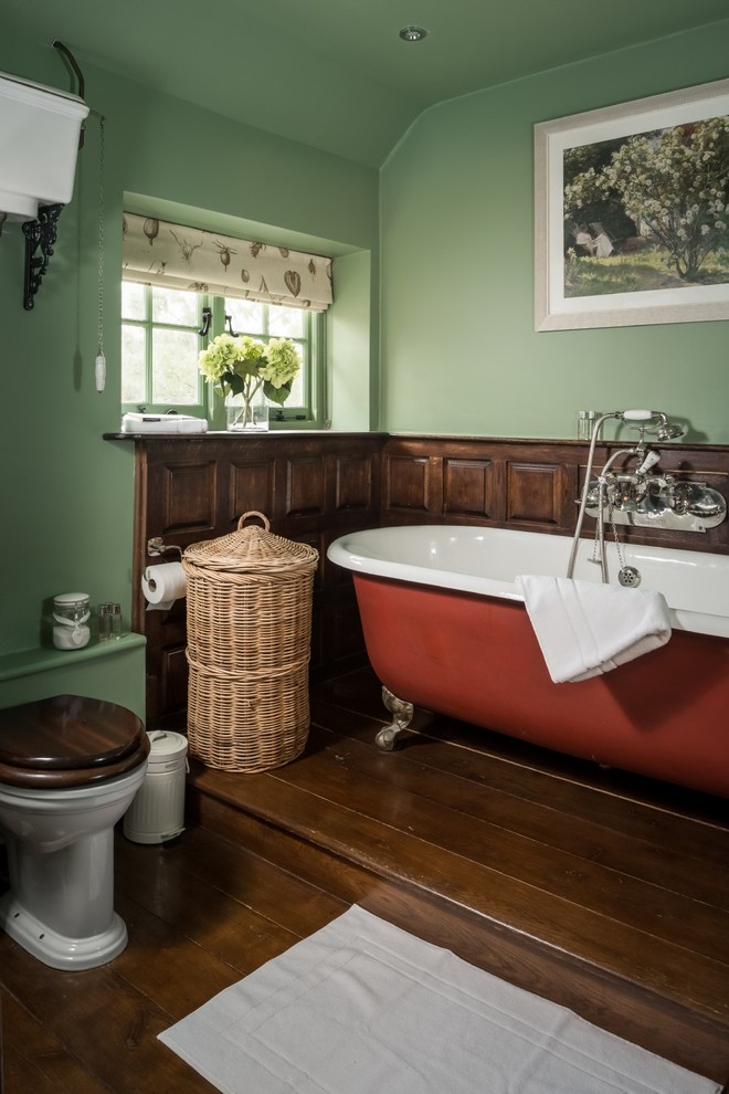 Exempel på ett mellanstort klassiskt badrum för barn, med en öppen dusch, en toalettstol med hel cisternkåpa, keramikplattor, gröna väggar, mörkt trägolv, ett piedestal handfat, brunt golv och dusch med skjutdörr