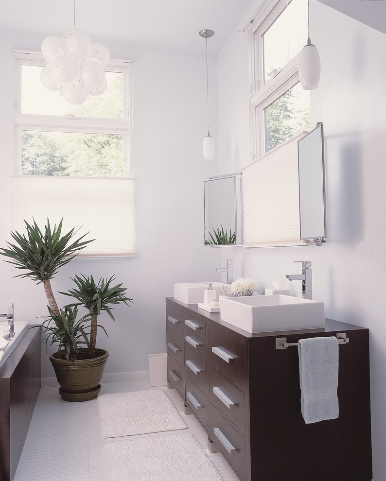 Immagine di una stanza da bagno minimalista con lavabo a bacinella e vasca da incasso