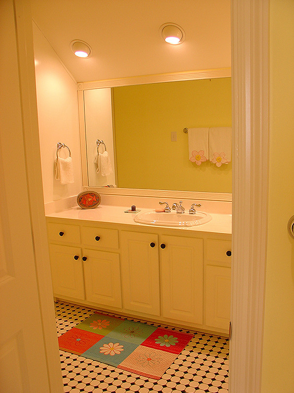 マイアミにある中くらいなトラディショナルスタイルのおしゃれな子供用バスルーム (レイズドパネル扉のキャビネット、白いキャビネット、ドロップイン型浴槽、アルコーブ型シャワー、茶色いタイル、セラミックタイル、ベージュの壁、セラミックタイルの床、珪岩の洗面台、ベージュの床、開き戸のシャワー) の写真