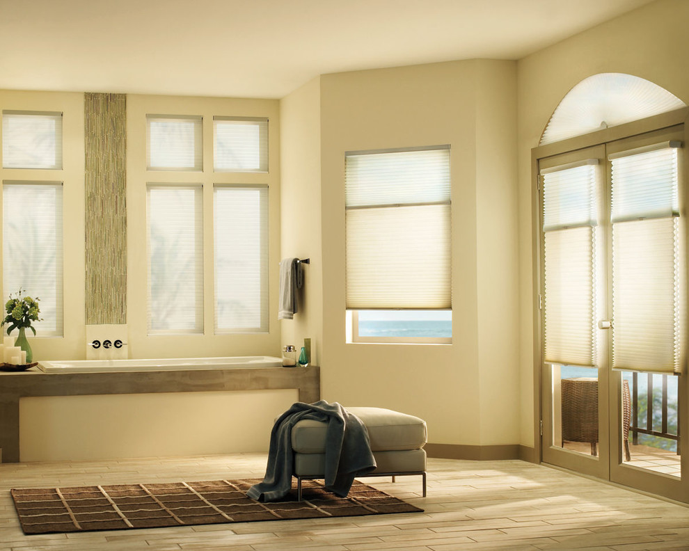 Inspiration för stora klassiska en-suite badrum, med ett badkar i en alkov, beige väggar och bambugolv