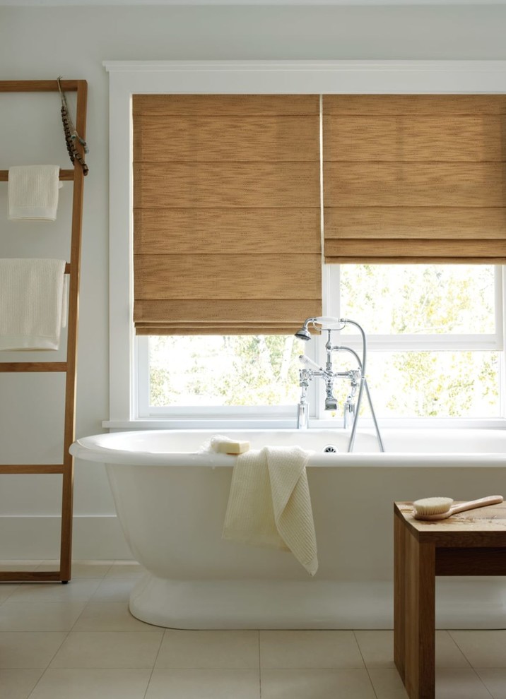 Foto de cuarto de baño nórdico con bañera exenta, ducha abierta, paredes blancas, suelo de baldosas de porcelana, encimera de madera, suelo beige y ducha abierta