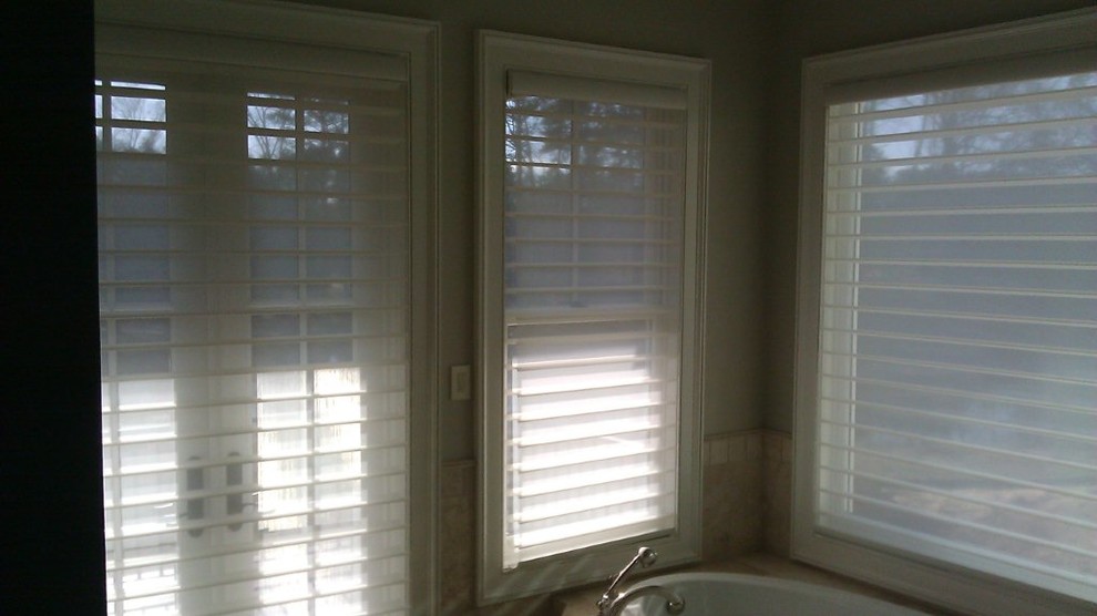 Immagine di una stanza da bagno classica con piastrelle beige, piastrelle in ceramica, pareti beige e pavimento con piastrelle in ceramica