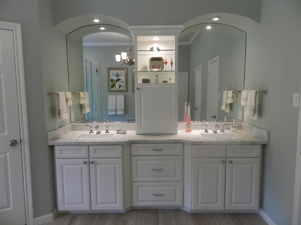 Klassisches Badezimmer En Suite mit weißen Schränken und blauer Wandfarbe in Houston