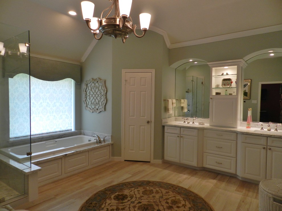 Foto de cuarto de baño principal clásico con puertas de armario blancas y paredes azules