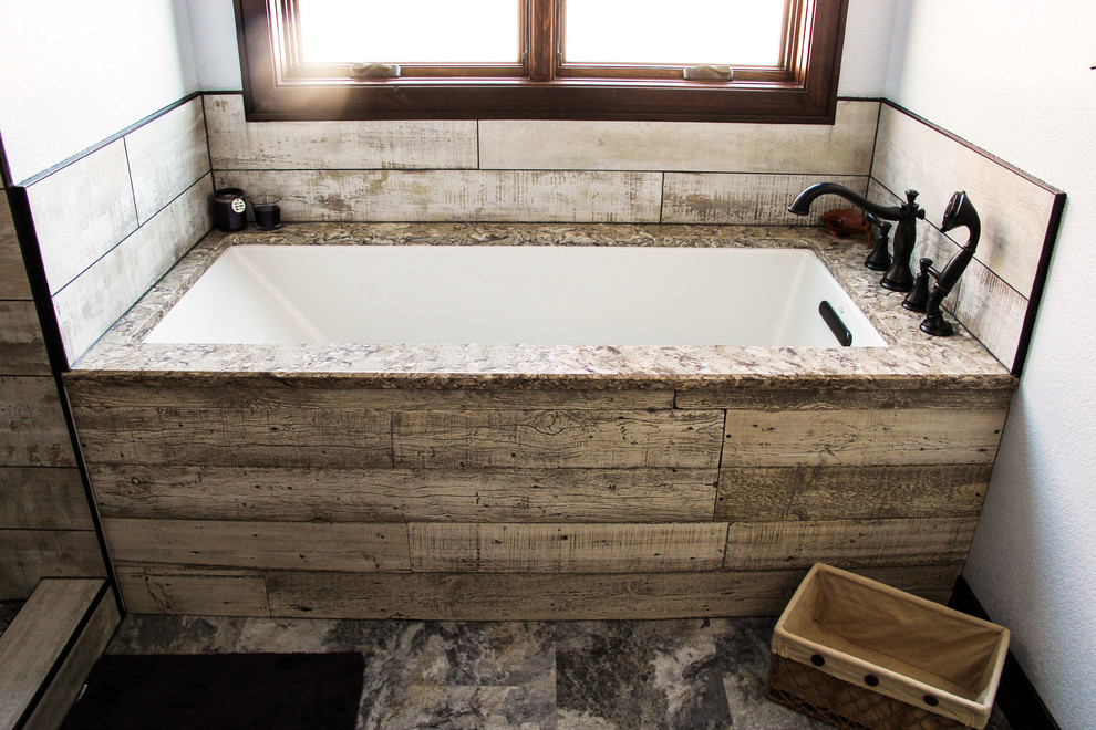 Bild på ett mellanstort rustikt en-suite badrum, med ett badkar i en alkov, vita väggar, travertin golv och flerfärgat golv