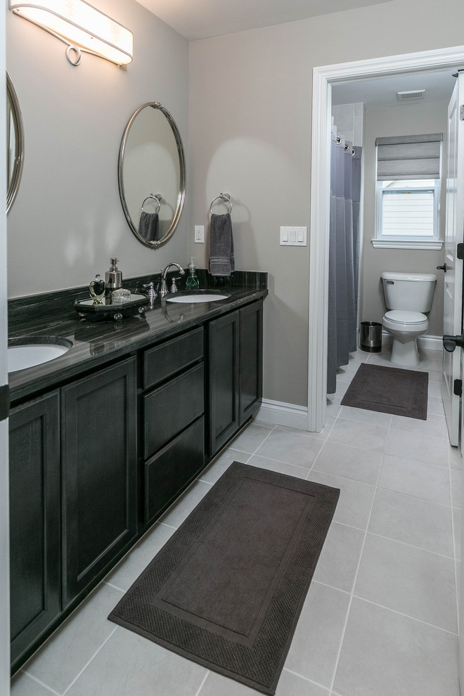 Idéer för ett stort klassiskt en-suite badrum, med luckor med infälld panel, grå skåp, en toalettstol med separat cisternkåpa, grå väggar, klinkergolv i porslin, ett konsol handfat och granitbänkskiva