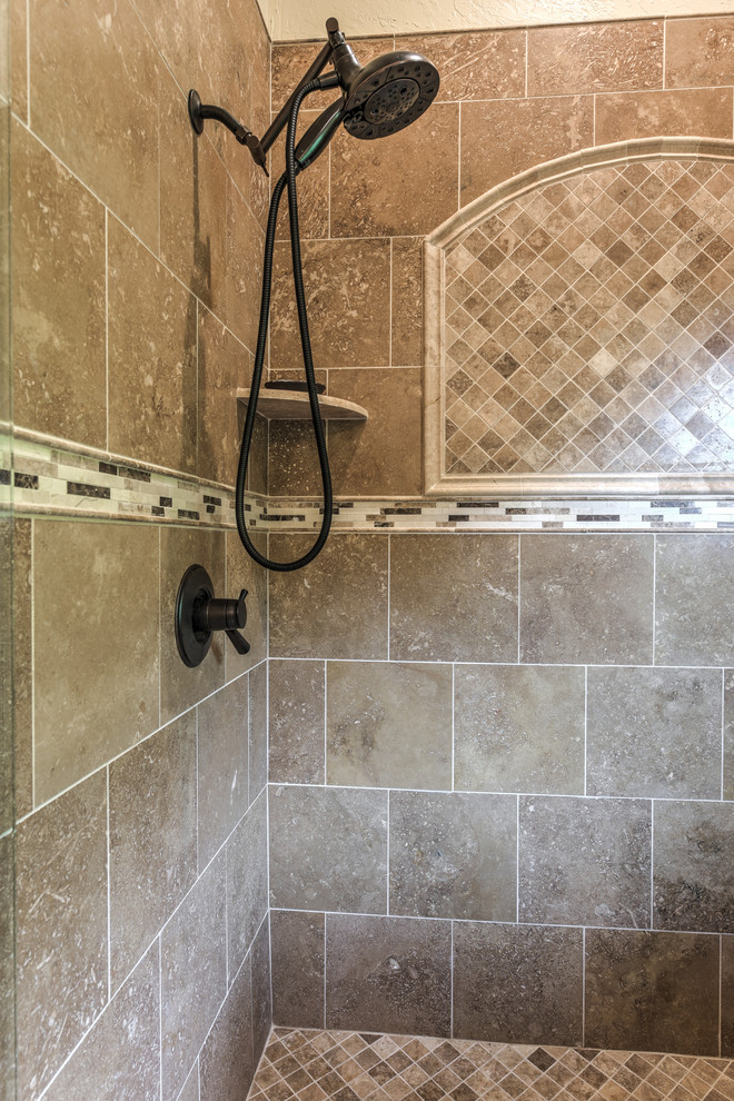 Ejemplo de cuarto de baño de estilo americano con baldosas y/o azulejos marrones y baldosas y/o azulejos de porcelana