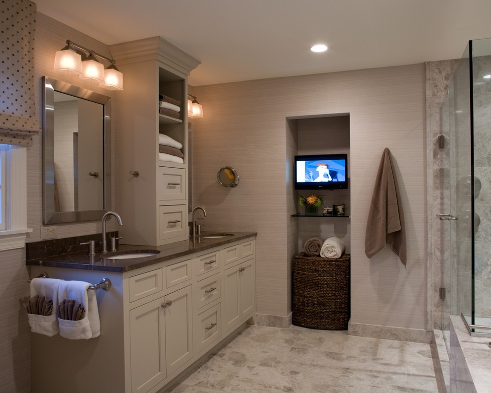 ワシントンD.C.にあるトラディショナルスタイルのおしゃれな浴室 (アンダーカウンター洗面器、シェーカースタイル扉のキャビネット、ベージュのキャビネット、アルコーブ型シャワー、ベージュのタイル) の写真