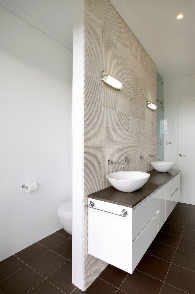 Esempio di una stanza da bagno padronale moderna con lavabo a bacinella, ante lisce, ante bianche, top in granito, piastrelle marroni, piastrelle in ceramica, pareti bianche e pavimento con piastrelle in ceramica