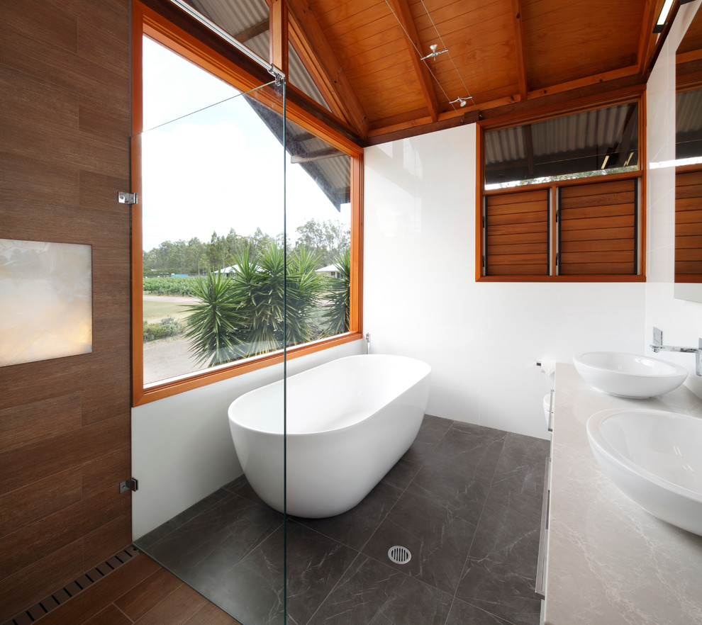 Idéer för att renovera ett tropiskt badrum, med ett fristående handfat, ett fristående badkar och vita väggar