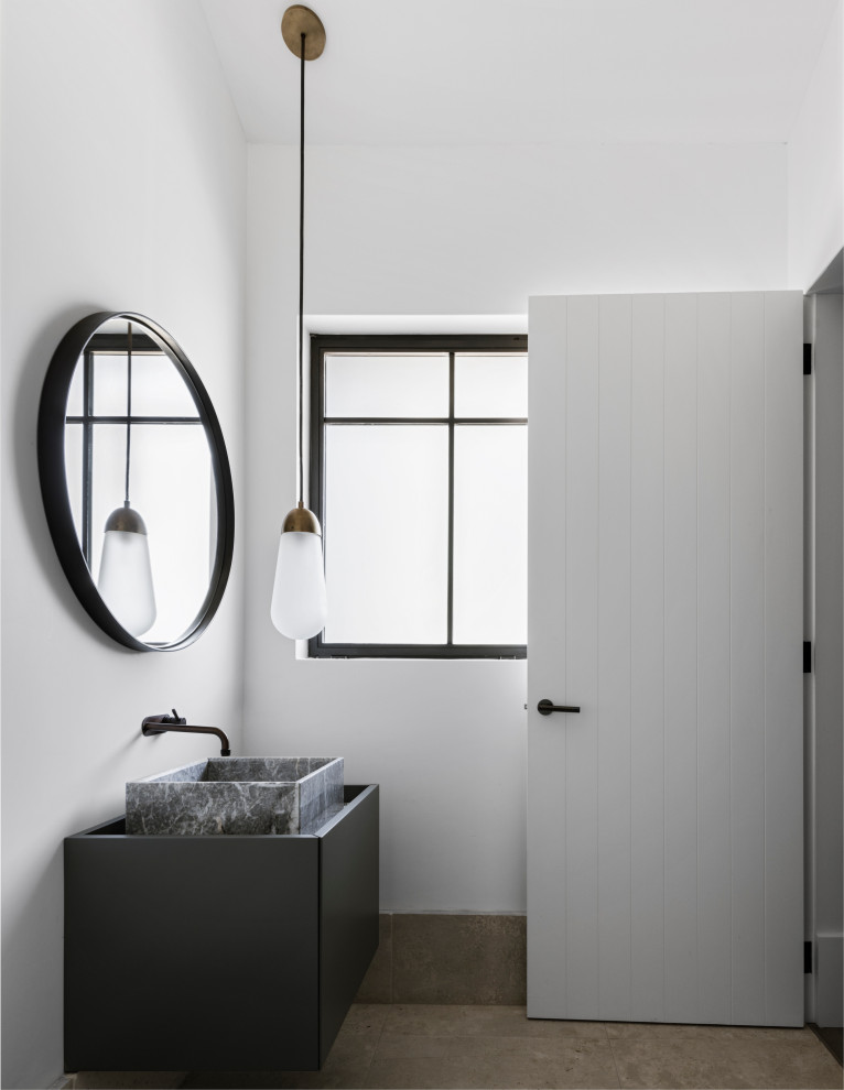 Exemple d'une salle de bain grise et blanche tendance de taille moyenne avec un placard à porte plane, des portes de placard noires, un mur blanc, une vasque, un sol gris, un plan de toilette gris, meuble simple vasque et meuble-lavabo suspendu.