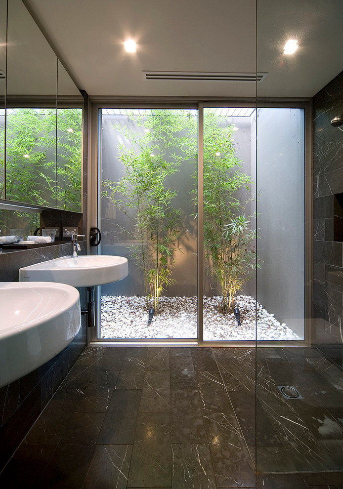 Immagine di una stanza da bagno padronale minimal di medie dimensioni con doccia aperta, piastrelle nere, piastrelle di marmo, pavimento in marmo, lavabo sospeso, top in marmo, pavimento nero e doccia aperta