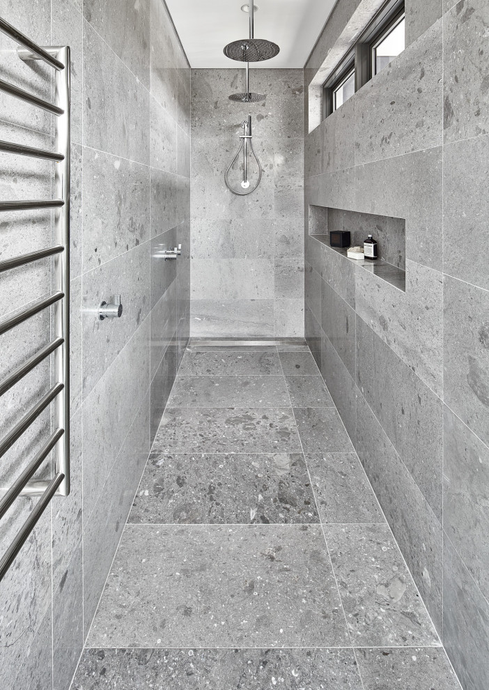 Exemple d'une grande salle de bain principale tendance avec un carrelage gris, du carrelage en marbre, un sol en marbre et un sol gris.