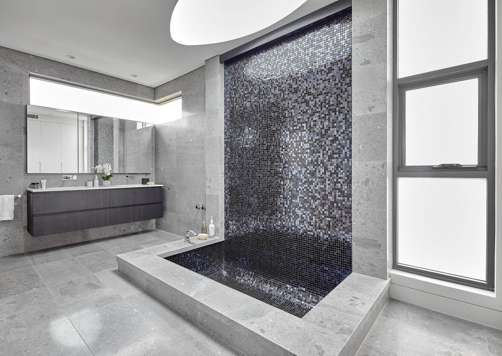 Großes Modernes Badezimmer En Suite mit grauen Fliesen, Marmorboden, grauem Boden, flächenbündigen Schrankfronten, grauen Schränken, Unterbauwanne, grauer Wandfarbe, weißer Waschtischplatte, Doppelwaschbecken und schwebendem Waschtisch in Sydney