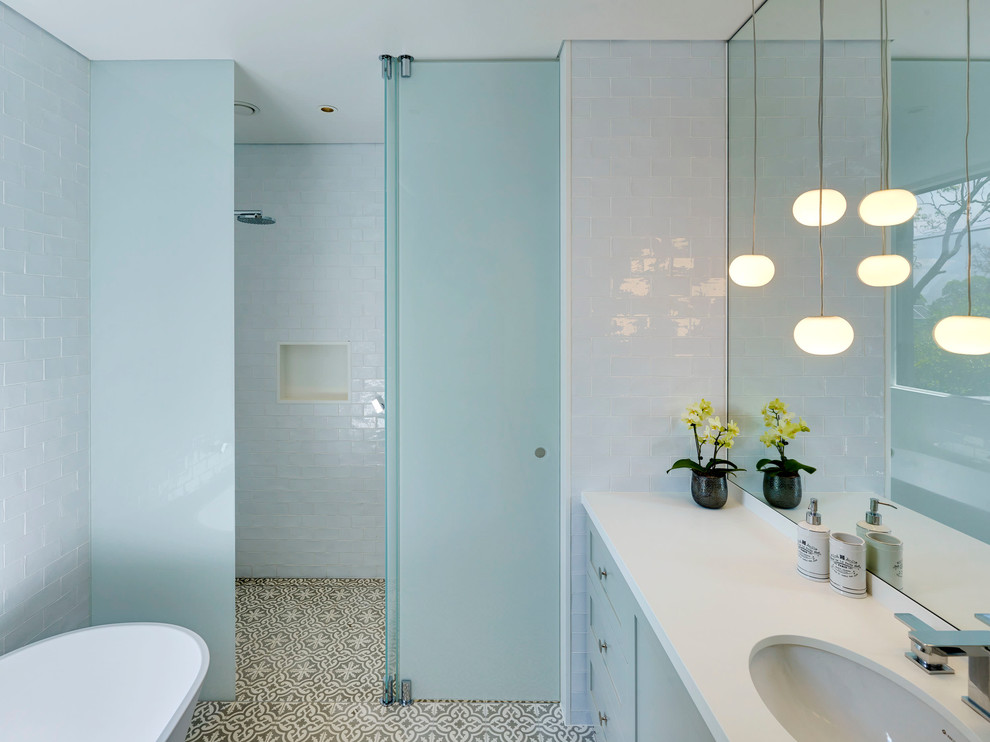 Idee per una stanza da bagno minimalista con piastrelle bianche, piastrelle in ceramica, pavimento con piastrelle in ceramica, lavabo integrato, porta doccia a battente e top bianco