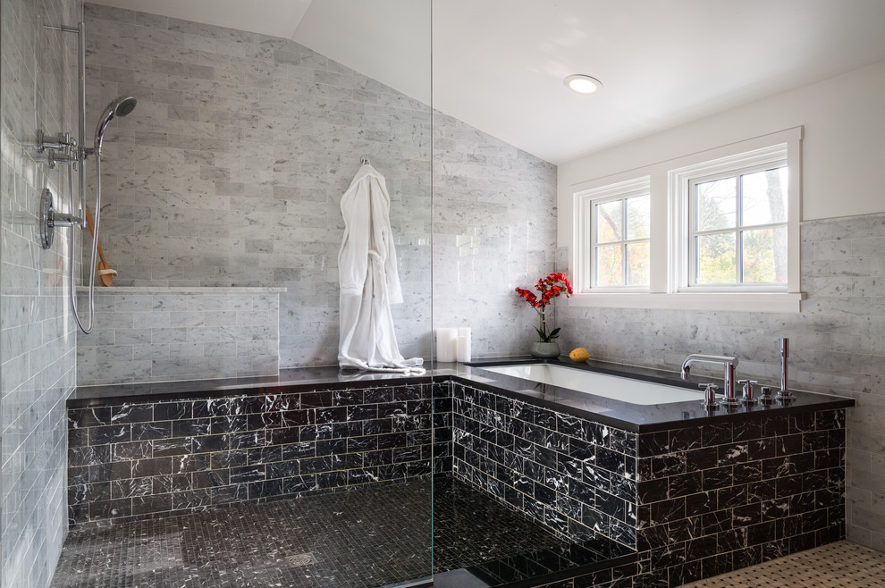Стильный дизайн: ванная комната в современном стиле с полновстраиваемой ванной, открытым душем, полом из мозаичной плитки и открытым душем - последний тренд