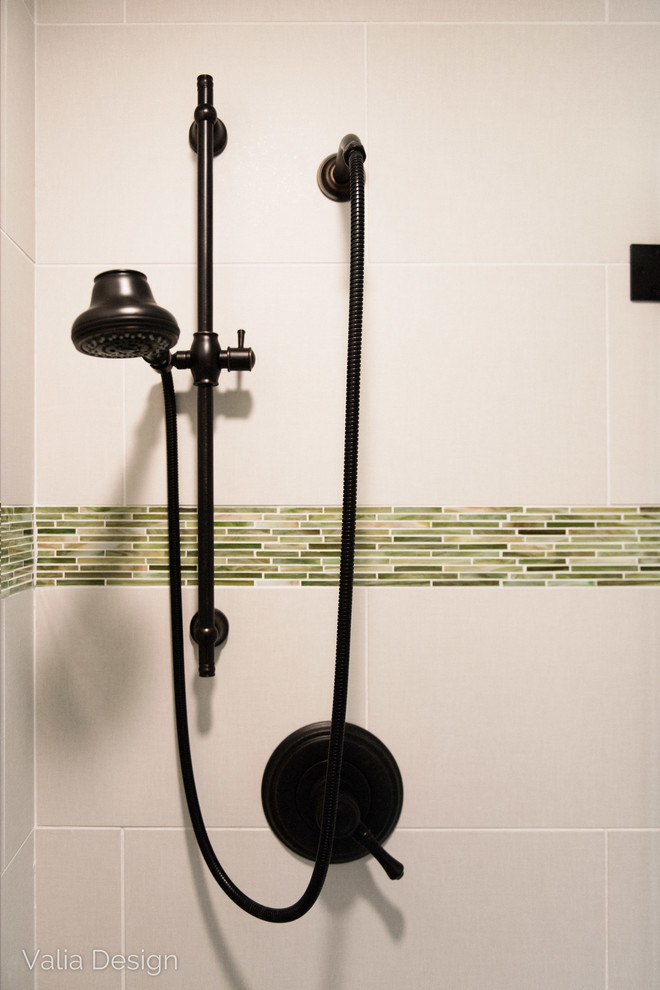 Ejemplo de cuarto de baño infantil clásico renovado grande con bañera encastrada, ducha doble, bidé, baldosas y/o azulejos verdes, azulejos en listel, paredes verdes, suelo de baldosas de porcelana, lavabo bajoencimera y encimera de granito