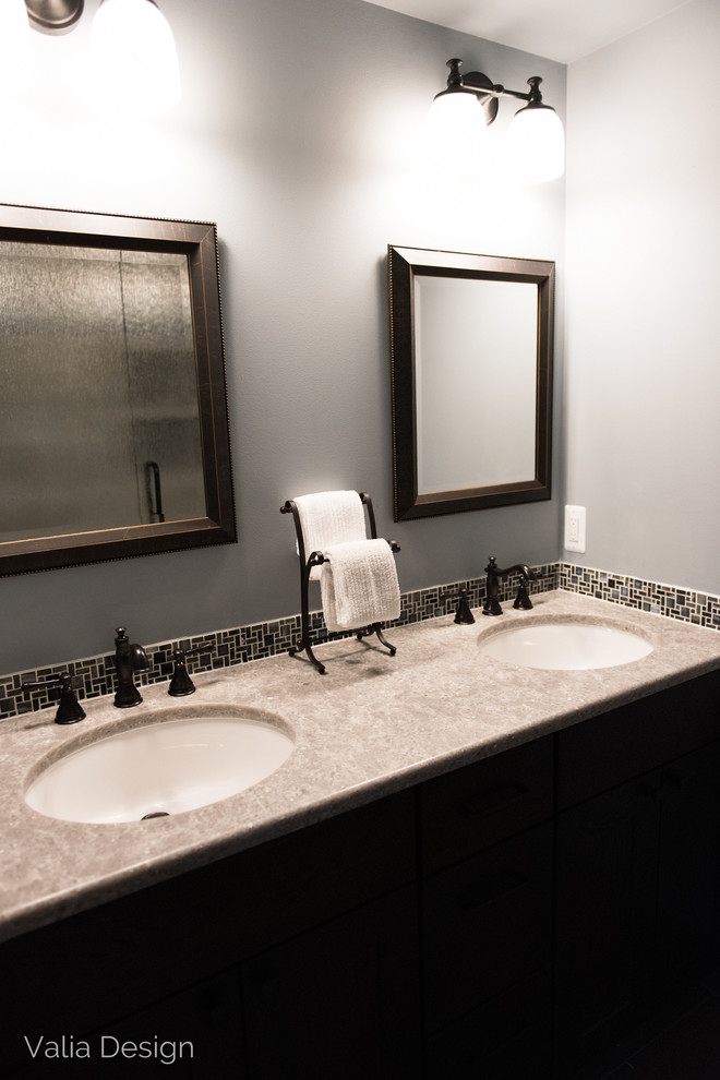 Стильный дизайн: огромная главная ванная комната в классическом стиле с двойным душем, унитазом-моноблоком, разноцветной плиткой, стеклянной плиткой, синими стенами, полом из керамогранита, врезной раковиной и столешницей из искусственного камня - последний тренд
