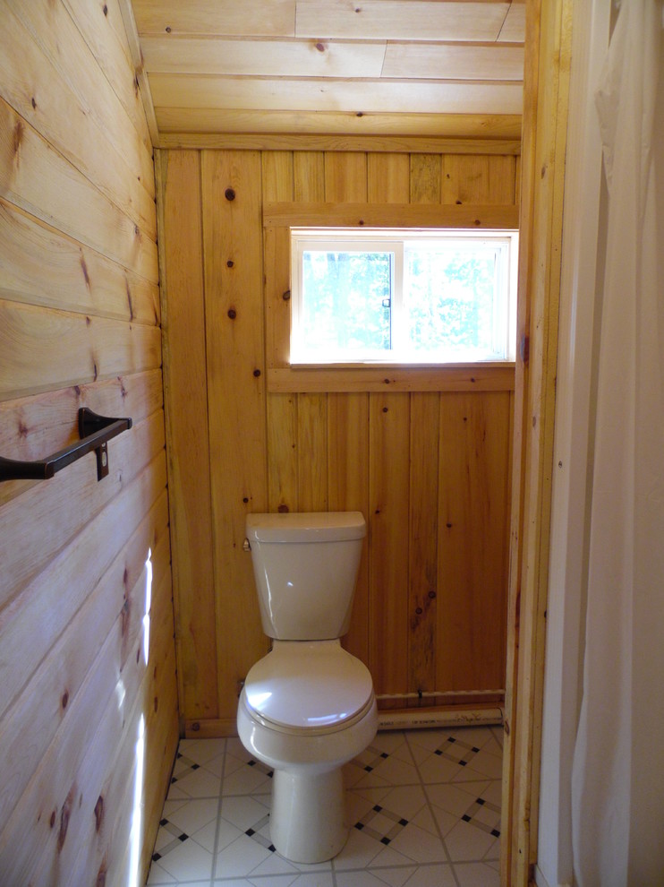 Cette photo montre une petite salle de bain montagne avec un carrelage noir et blanc, un mur beige, un sol en calcaire et un lavabo de ferme.