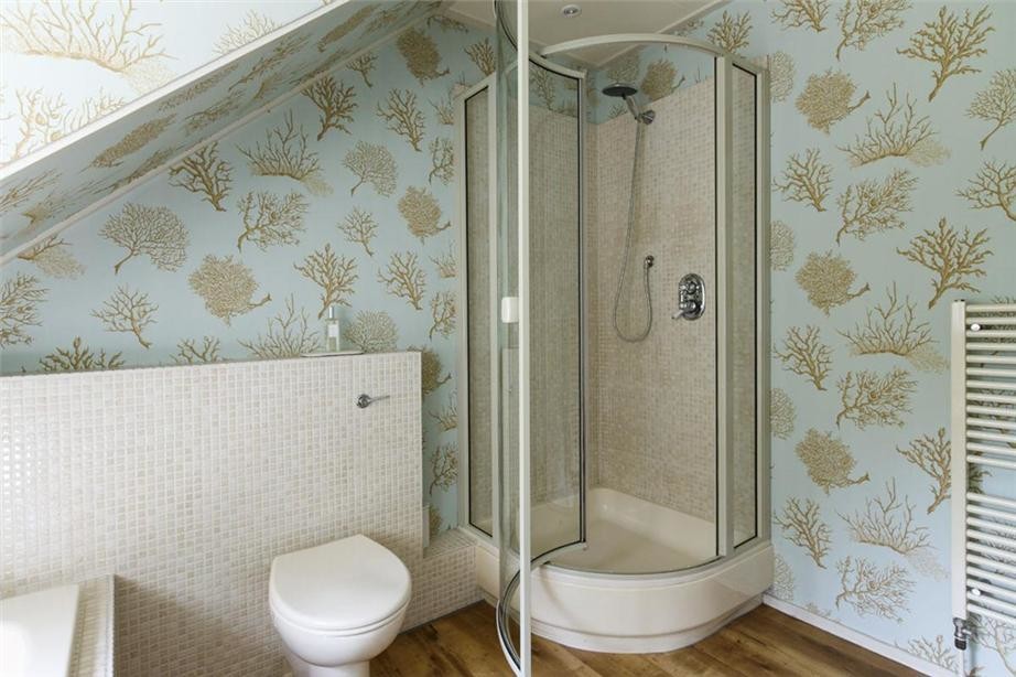 Idee per una piccola stanza da bagno padronale country con doccia ad angolo, piastrelle beige, piastrelle in ceramica, pareti blu e parquet chiaro