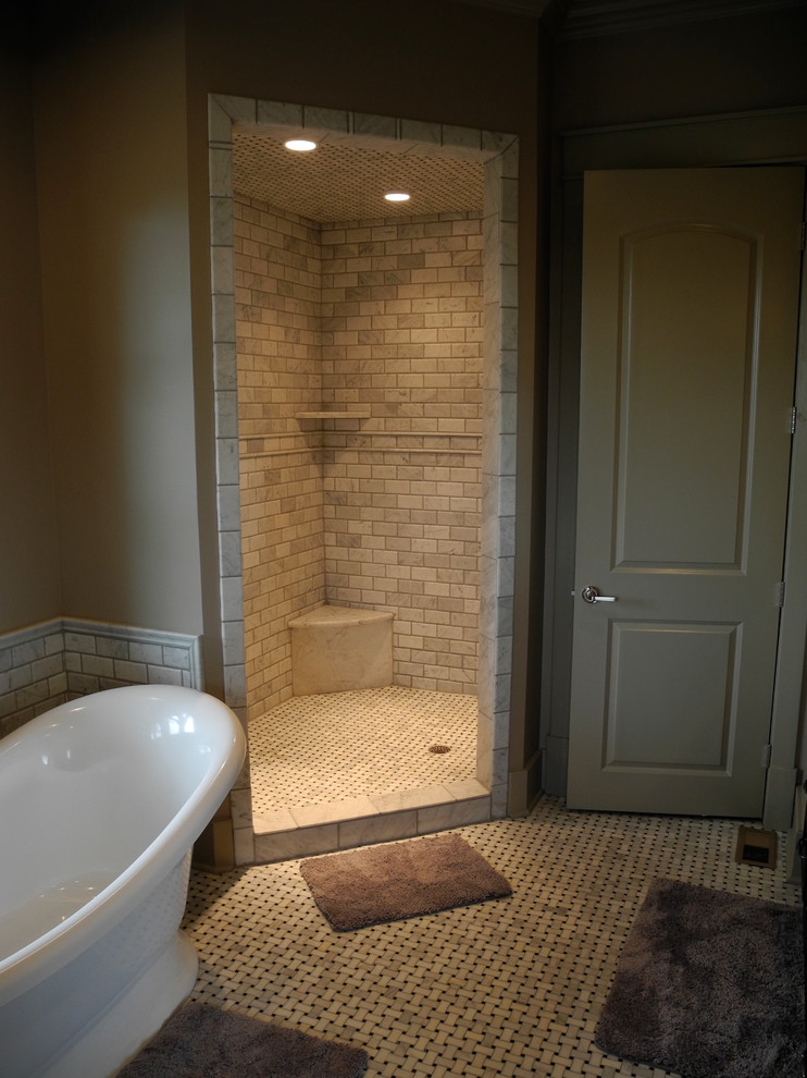 Свежая идея для дизайна: большая главная ванная комната в классическом стиле с врезной раковиной, столешницей из гранита, отдельно стоящей ванной, угловым душем, разноцветной плиткой, каменной плиткой и мраморным полом - отличное фото интерьера