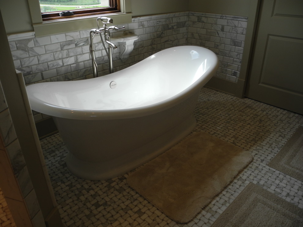 Aménagement d'une grande salle de bain principale classique avec une baignoire indépendante, un carrelage multicolore et un carrelage de pierre.