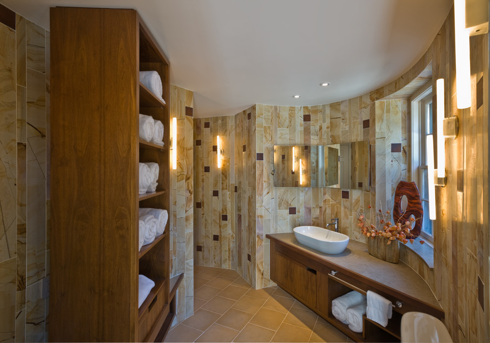 Inspiration pour une grande salle de bain principale design en bois foncé avec une vasque, un placard à porte plane, un carrelage beige, une douche ouverte, un mur beige, un sol en carrelage de porcelaine, aucune cabine et un plan de toilette gris.