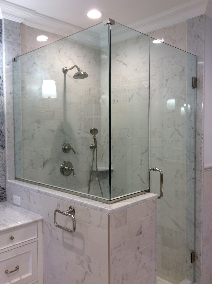 Пример оригинального дизайна: главная ванная комната среднего размера в классическом стиле с фасадами с декоративным кантом, белыми фасадами, ванной на ножках, угловым душем, раздельным унитазом, разноцветной плиткой, плиткой из листового стекла, белыми стенами, мраморным полом, врезной раковиной, мраморной столешницей, белым полом и душем с распашными дверями