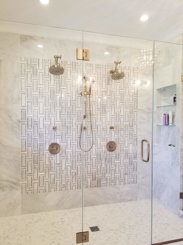 Exemple d'une salle de bain principale chic de taille moyenne avec une douche double, un carrelage gris, un carrelage blanc, du carrelage en marbre, un mur gris, un sol en marbre, un lavabo encastré, un sol gris et une cabine de douche à porte battante.