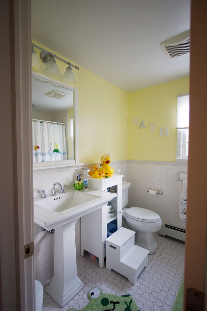 Cette image montre une salle de bain traditionnelle avec mosaïque, un lavabo de ferme, un mur jaune et un sol blanc.