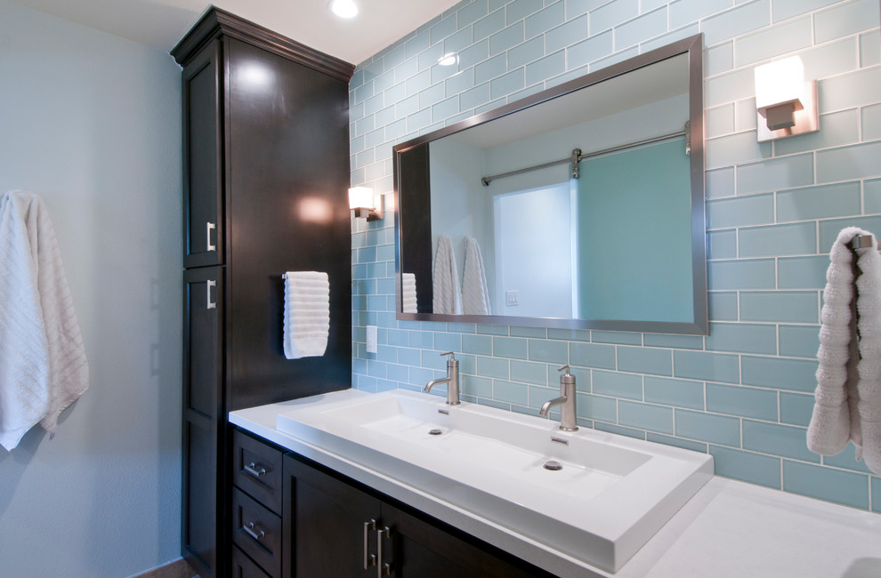 Idee per una stanza da bagno padronale design di medie dimensioni con ante in stile shaker, ante in legno bruno, piastrelle blu, piastrelle diamantate, pareti grigie, lavabo rettangolare, top in quarzo composito e top bianco