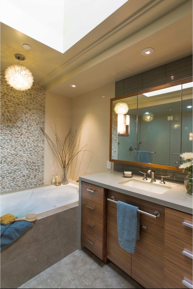 Пример оригинального дизайна: большая главная ванная комната в современном стиле с плоскими фасадами, темными деревянными фасадами, серой плиткой и столешницей из бетона