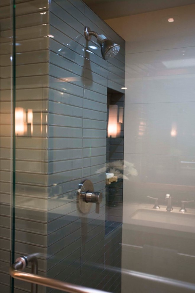 Diseño de cuarto de baño principal actual grande con armarios con paneles lisos, puertas de armario de madera en tonos medios, baldosas y/o azulejos grises y encimera de cemento
