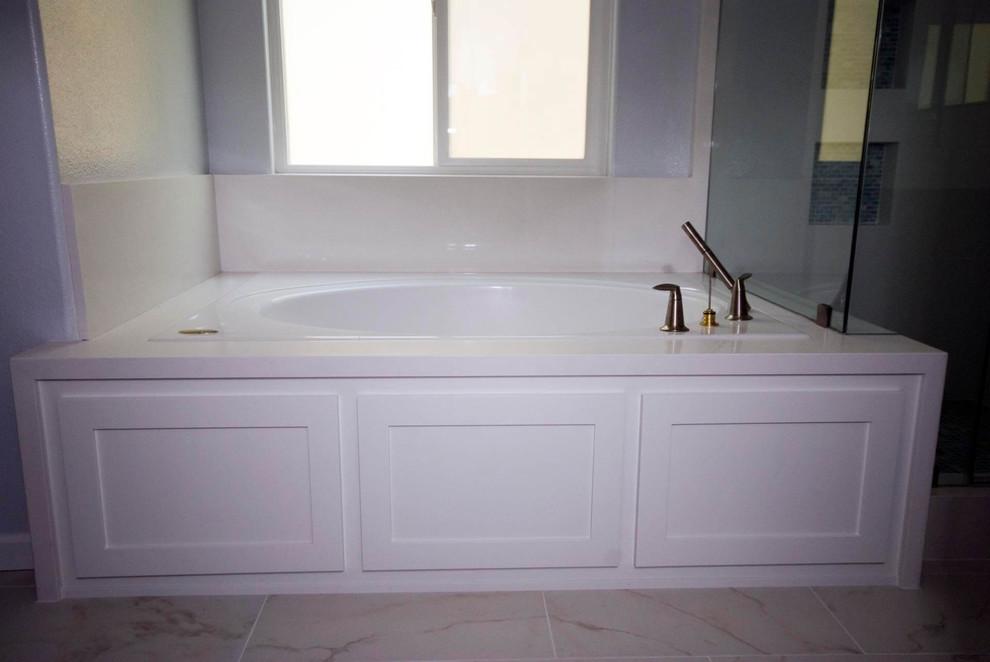 Foto de cuarto de baño principal contemporáneo pequeño con armarios con paneles lisos, puertas de armario beige, encimera de cuarcita y encimeras beige