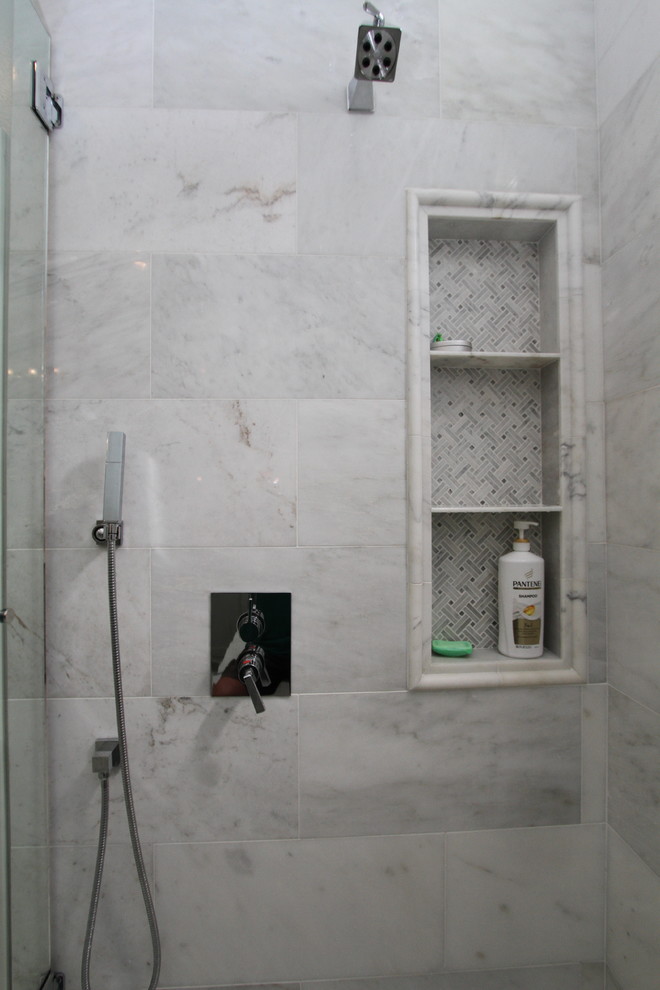 Идея дизайна: большая главная ванная комната в стиле неоклассика (современная классика) с фасадами с декоративным кантом, серыми фасадами, унитазом-моноблоком, белой плиткой, серыми стенами, врезной раковиной, столешницей из искусственного кварца, серым полом, накладной ванной, угловым душем, мраморной плиткой, мраморным полом и душем с распашными дверями