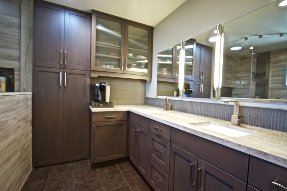 Exempel på ett stort klassiskt en-suite badrum, med skåp i shakerstil, bruna skåp, en dusch i en alkov, mosaik, beige väggar, marmorgolv, ett undermonterad handfat, marmorbänkskiva, brunt golv och med dusch som är öppen