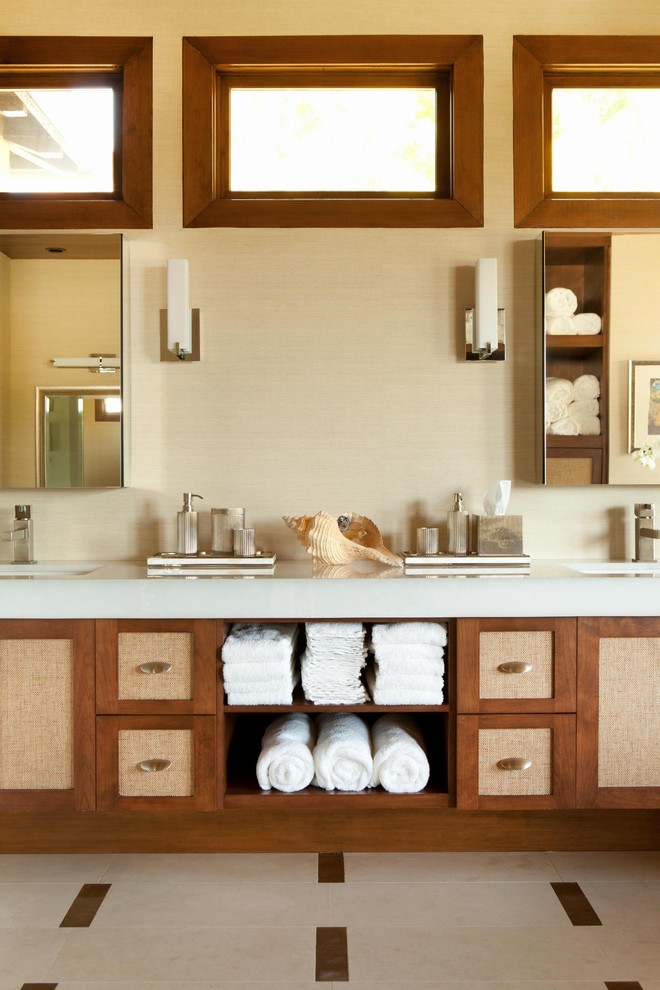 Exemple d'une salle de bain tendance en bois brun avec un lavabo intégré, un placard à porte shaker et un carrelage beige.