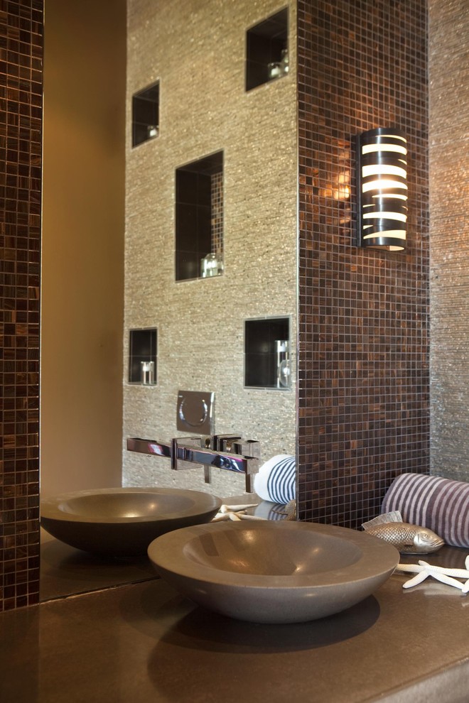Свежая идея для дизайна: ванная комната в современном стиле с плиткой мозаикой и настольной раковиной - отличное фото интерьера