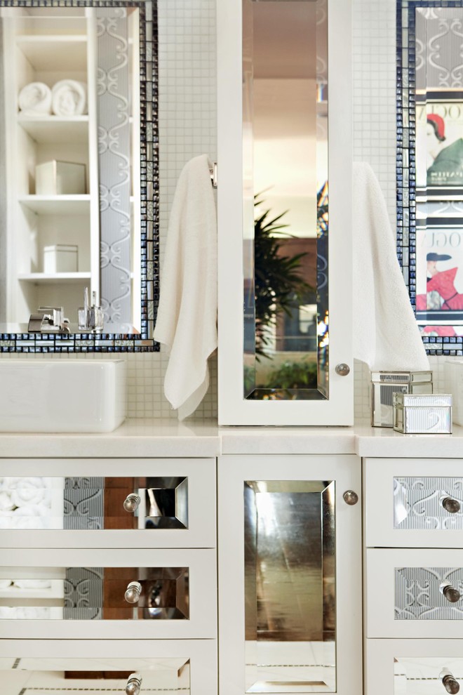 Réalisation d'une salle de bain design avec mosaïque et une vasque.
