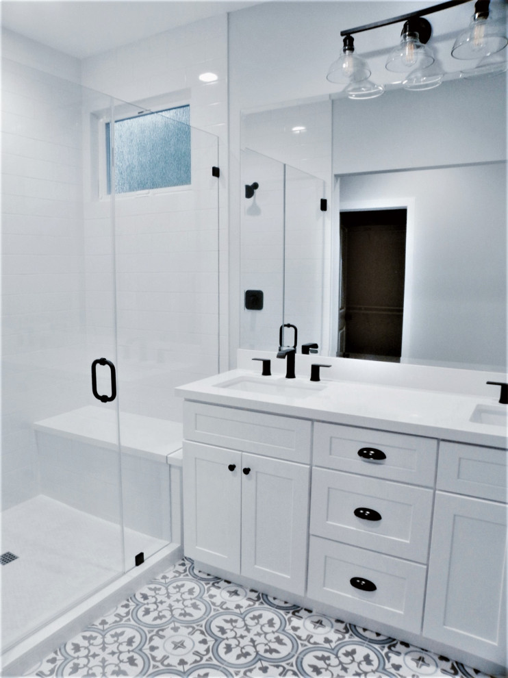 Inspiration pour une salle de bain principale et grise et blanche rustique de taille moyenne avec un placard à porte shaker, des portes de placard blanches, WC séparés, un carrelage blanc, un mur blanc, un sol en carrelage de porcelaine, un lavabo encastré, un plan de toilette en quartz modifié, un sol multicolore, une cabine de douche à porte battante, un plan de toilette blanc, un banc de douche, meuble double vasque et meuble-lavabo encastré.