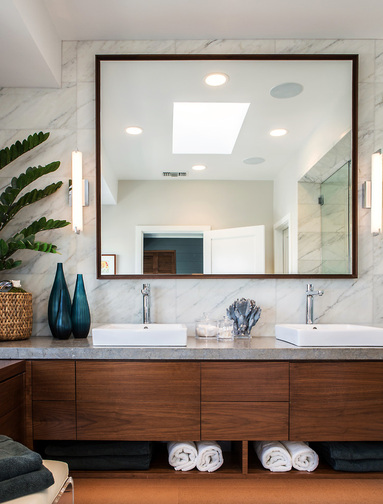 Inredning av ett modernt stort badrum med dusch, med släta luckor, skåp i mörkt trä, en dusch i en alkov, flerfärgad kakel, marmorkakel, grå väggar, marmorgolv, ett fristående handfat, bänkskiva i kvarts, vitt golv och dusch med gångjärnsdörr