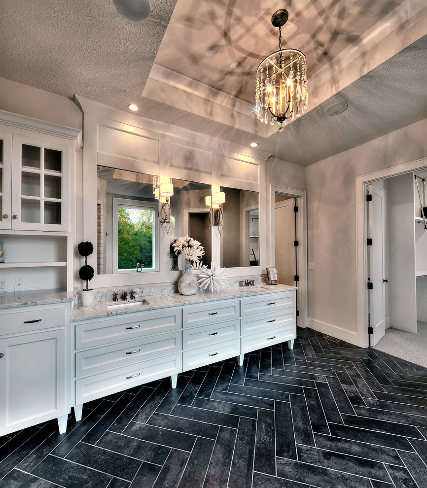 Idéer för ett mycket stort modernt en-suite badrum, med släta luckor, vita skåp, ett fristående badkar, beige väggar, klinkergolv i keramik och granitbänkskiva